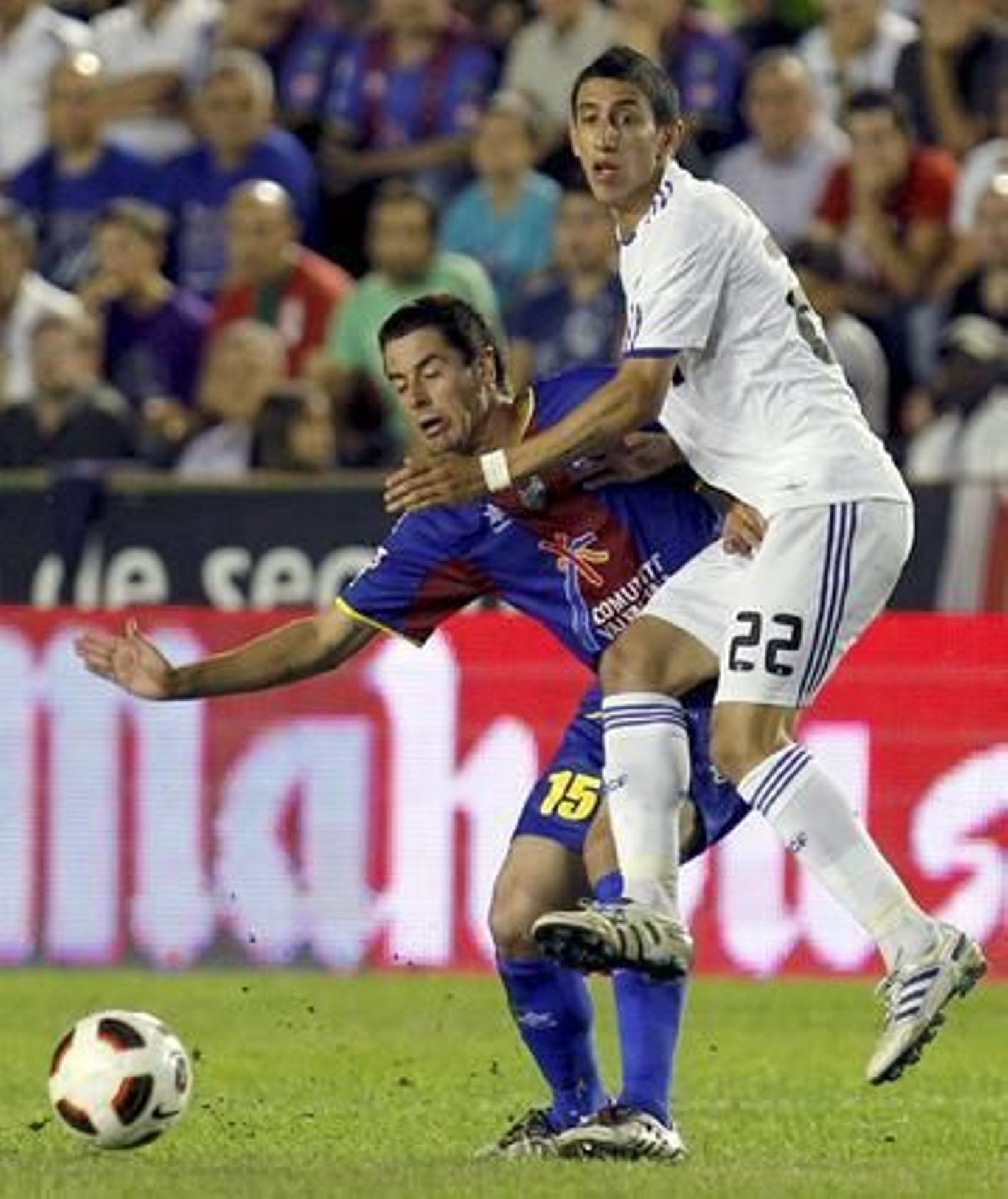 El claro dominio del Levante en el centro del campo impidió que el Real Madrid rompiese el empate a cero entre ambos canjuntos.

Foto: EFE