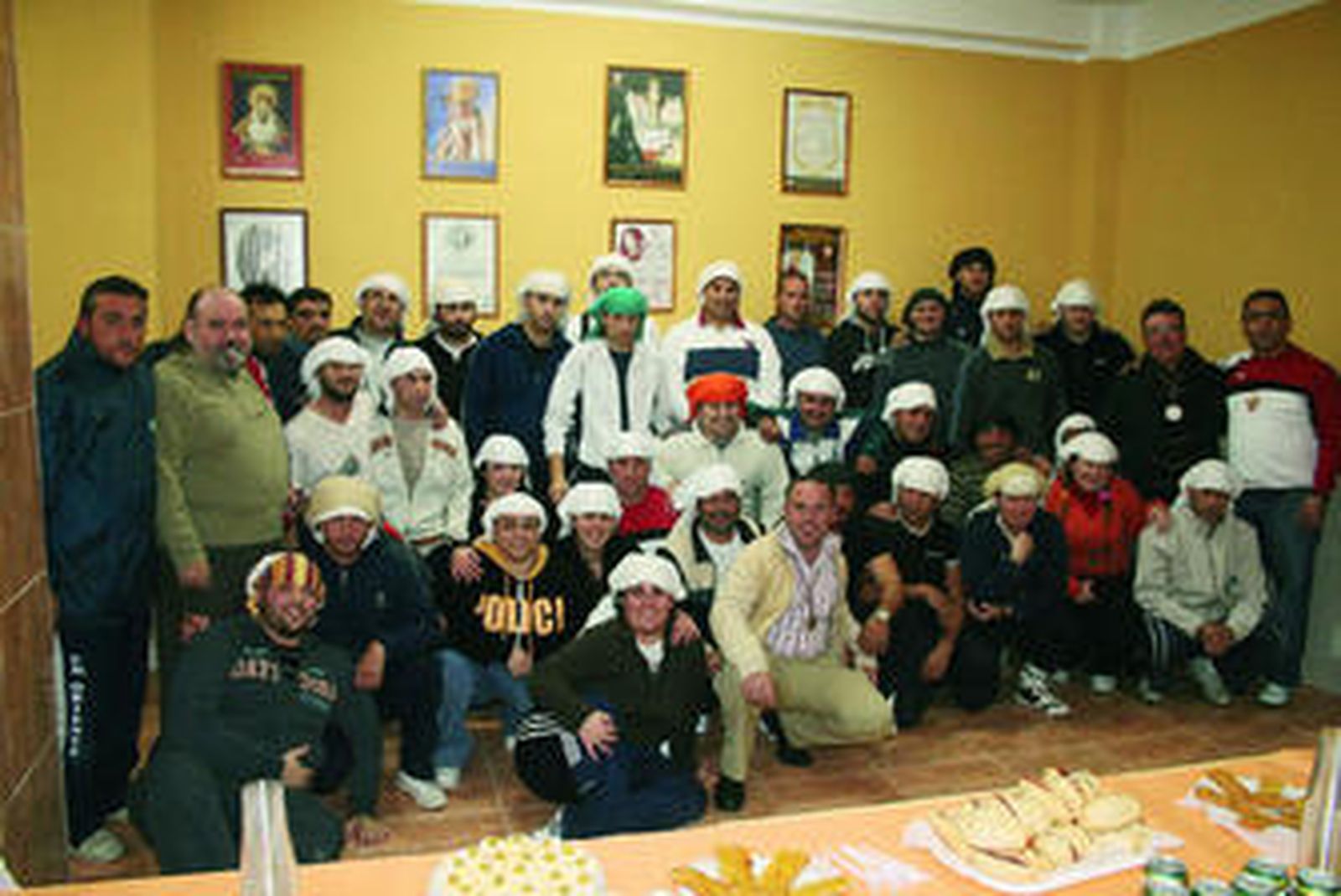 Cuadrilla de costaleros de la Unidad durante la primera levantá del pasado año en Piedras Redondas.