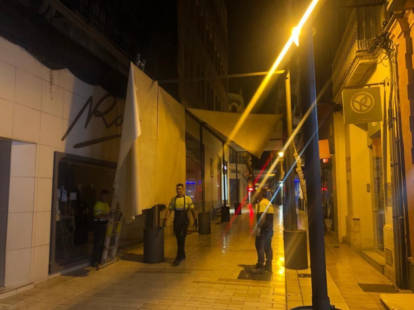 Retirada de los toldos anoche en la calle Palacio. Retirada de los toldos anoche en la calle Palacio.