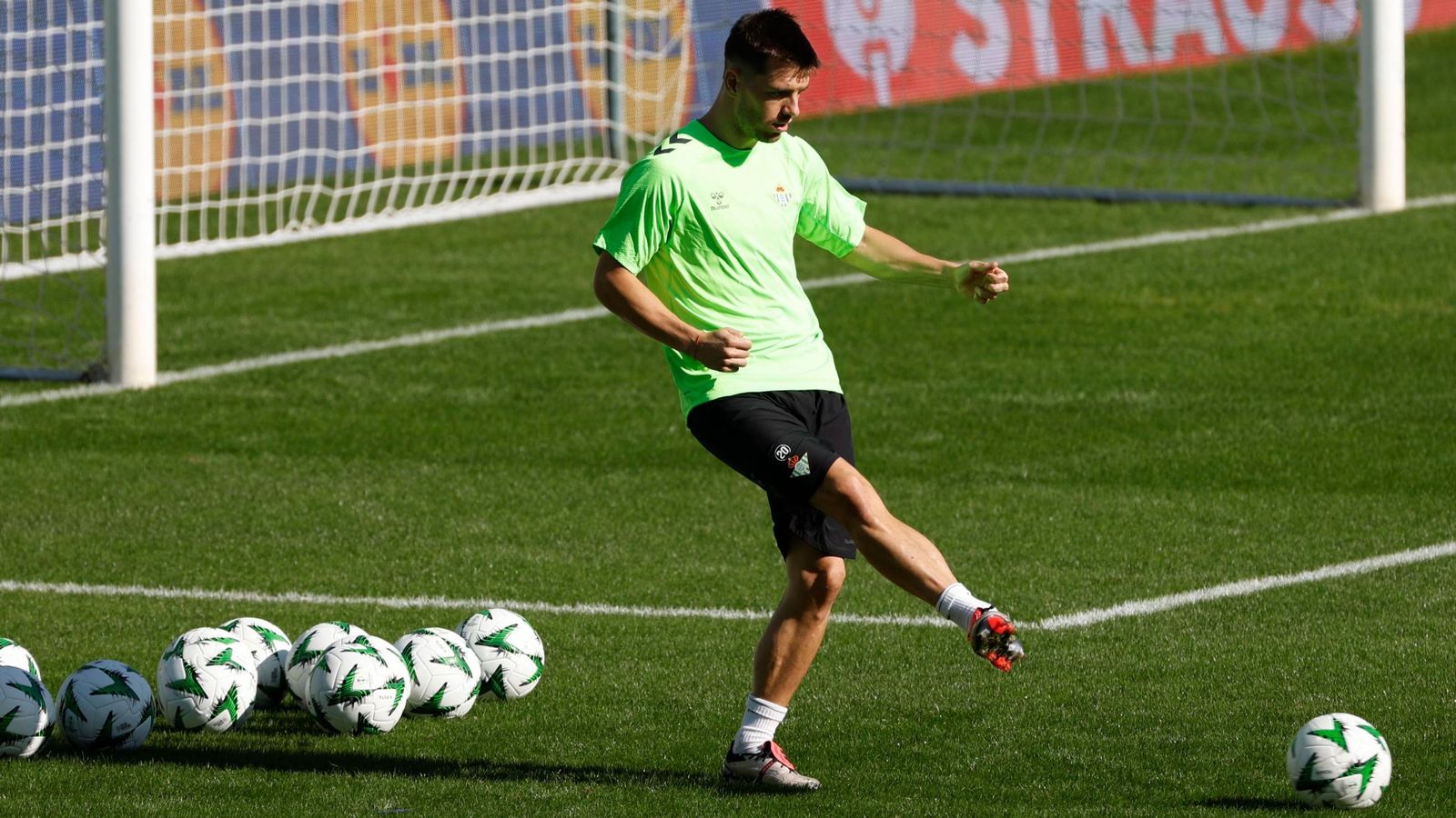 El futbolista argentino Lo Celso golpea el balón durante un entrenamiento del Betis.