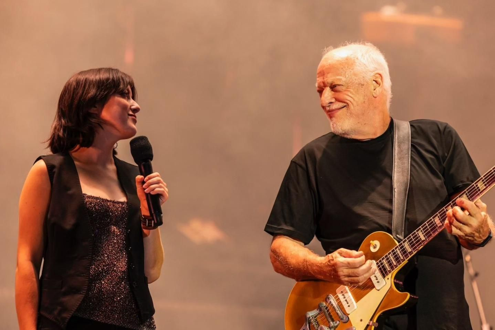 Gilmour interpretó con su hija Romany dos temas.