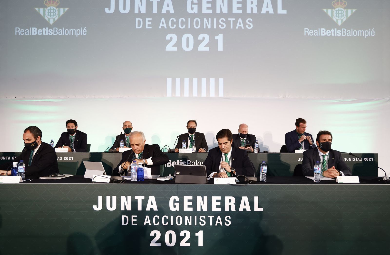 Imagen de la mesa presidencia de la Junta de accionistas del Betis.