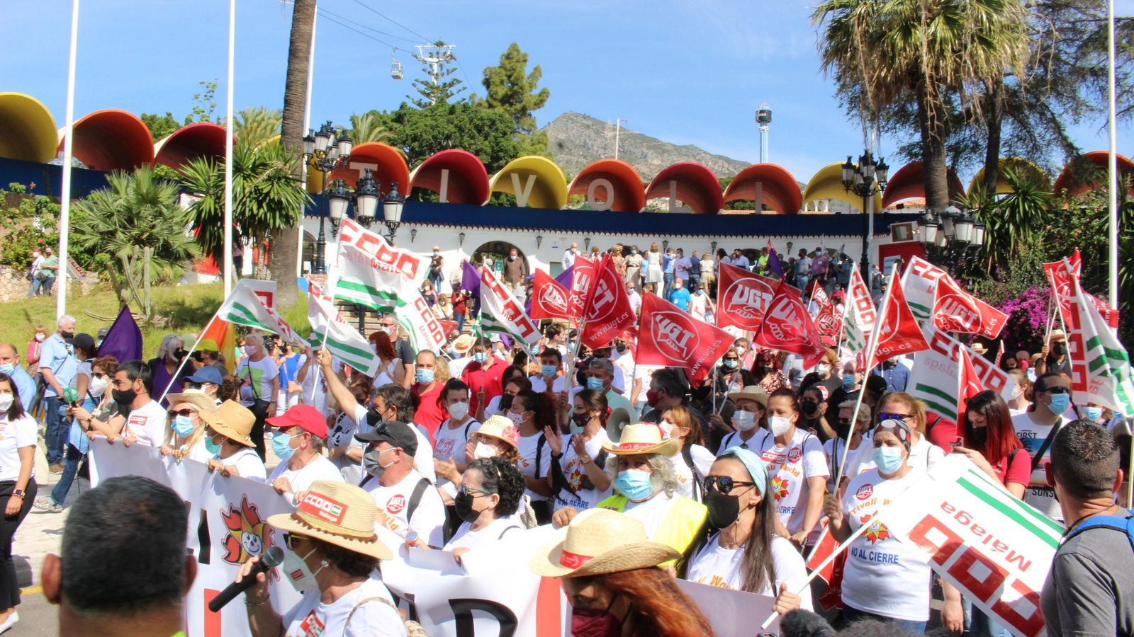 Vista de la marcha para pedir la apertura del parque de atracciones.