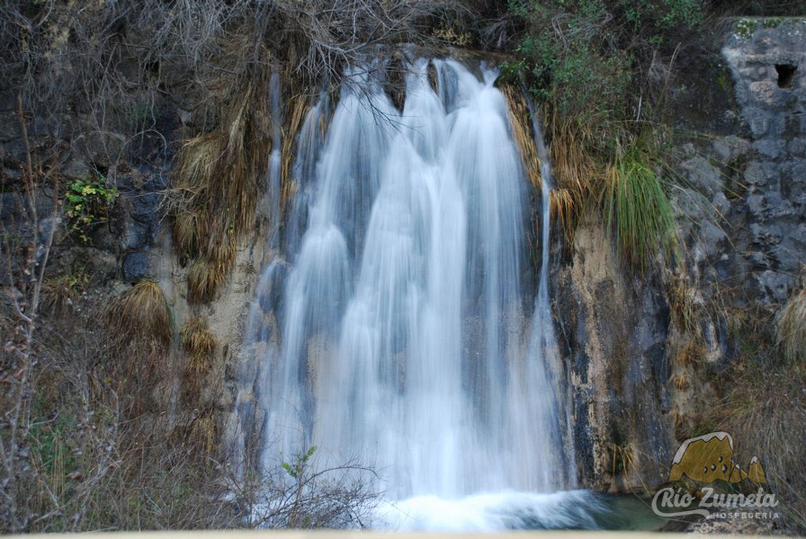El agua cae con fuerza en las Pozas del Zumeta.