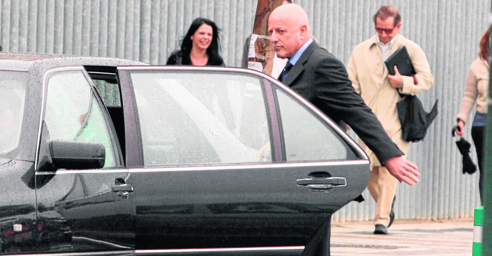 Tomás Olivo entrando en un coche.