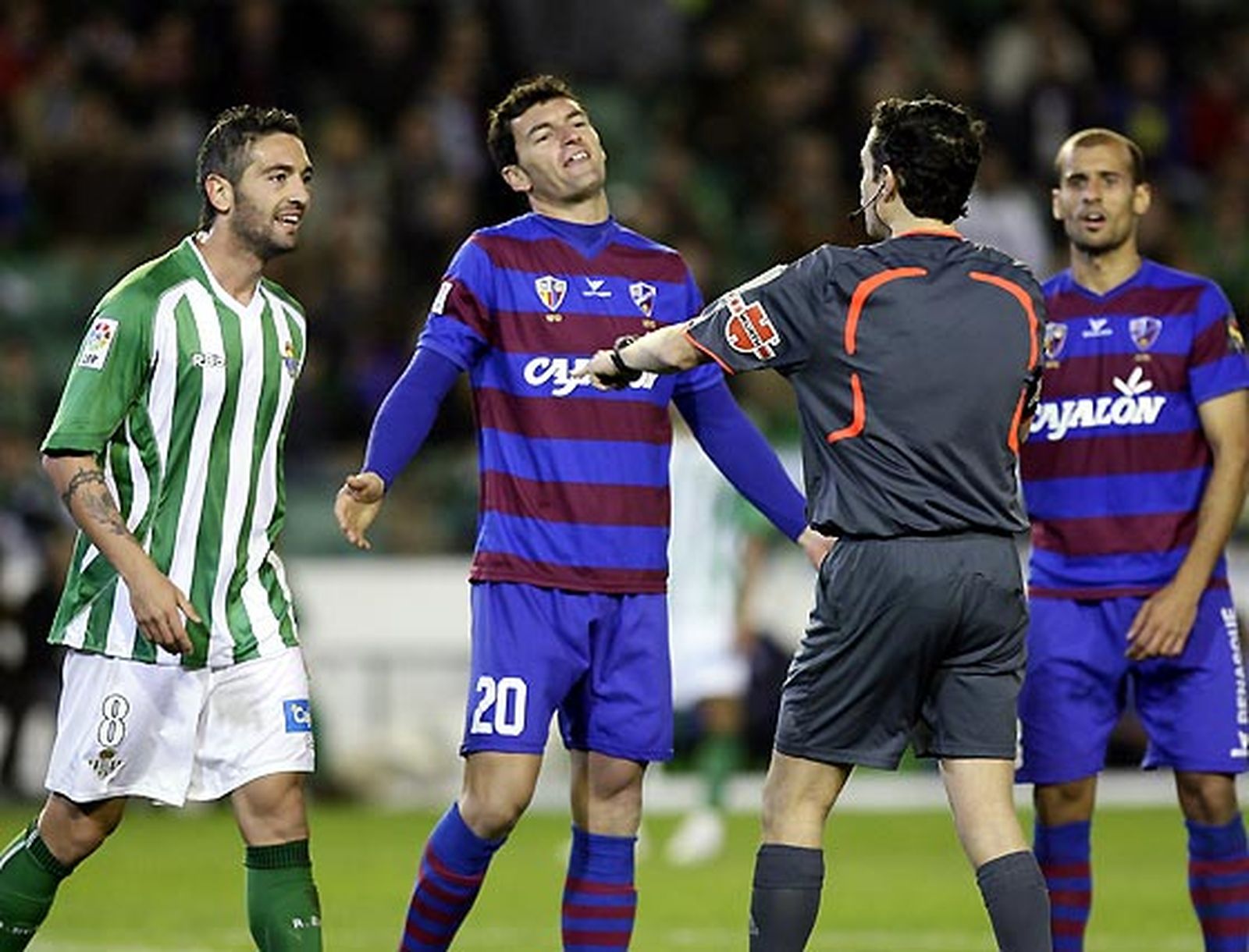 El Betis deja escapar dos puntos ante el Huesca (1-1) en los últimos compases de un partido en el que los de Antonio Tapia terminaron con dos expulsados.

Foto: Antonio Pizarro