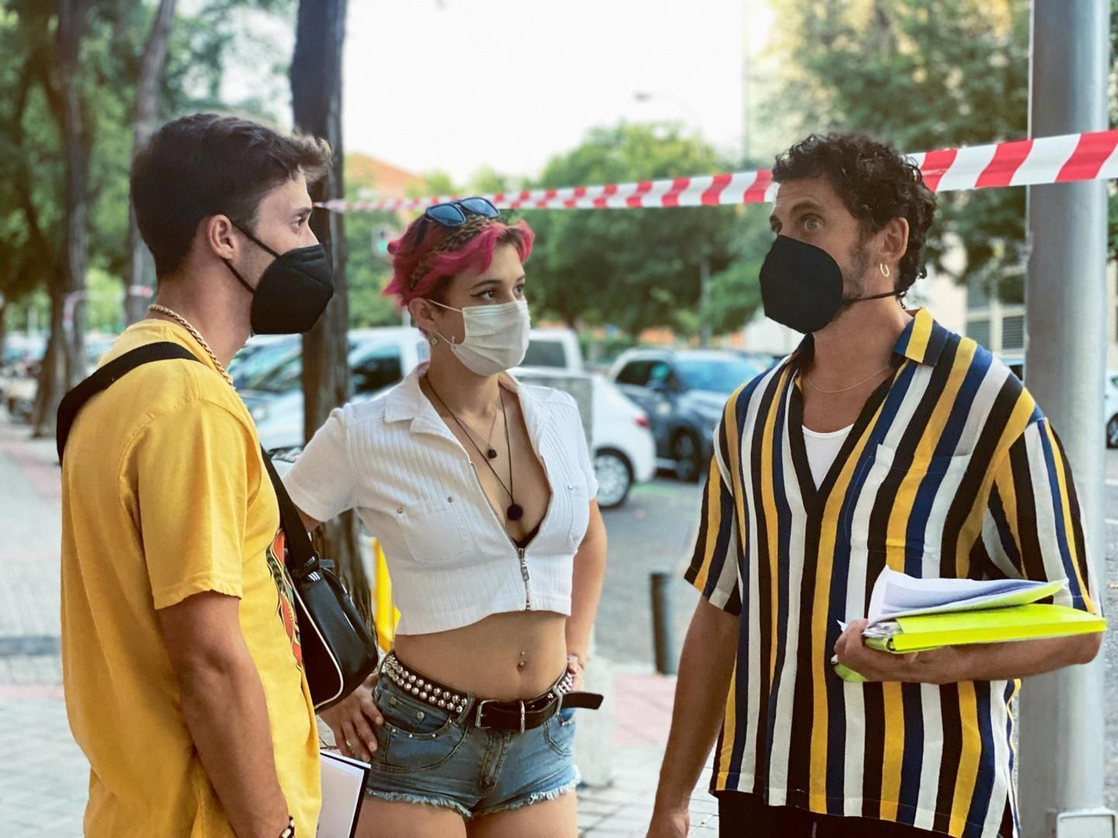 Ayax (izq) junto a Dora Positgo y  Paco León en una imagen promocional