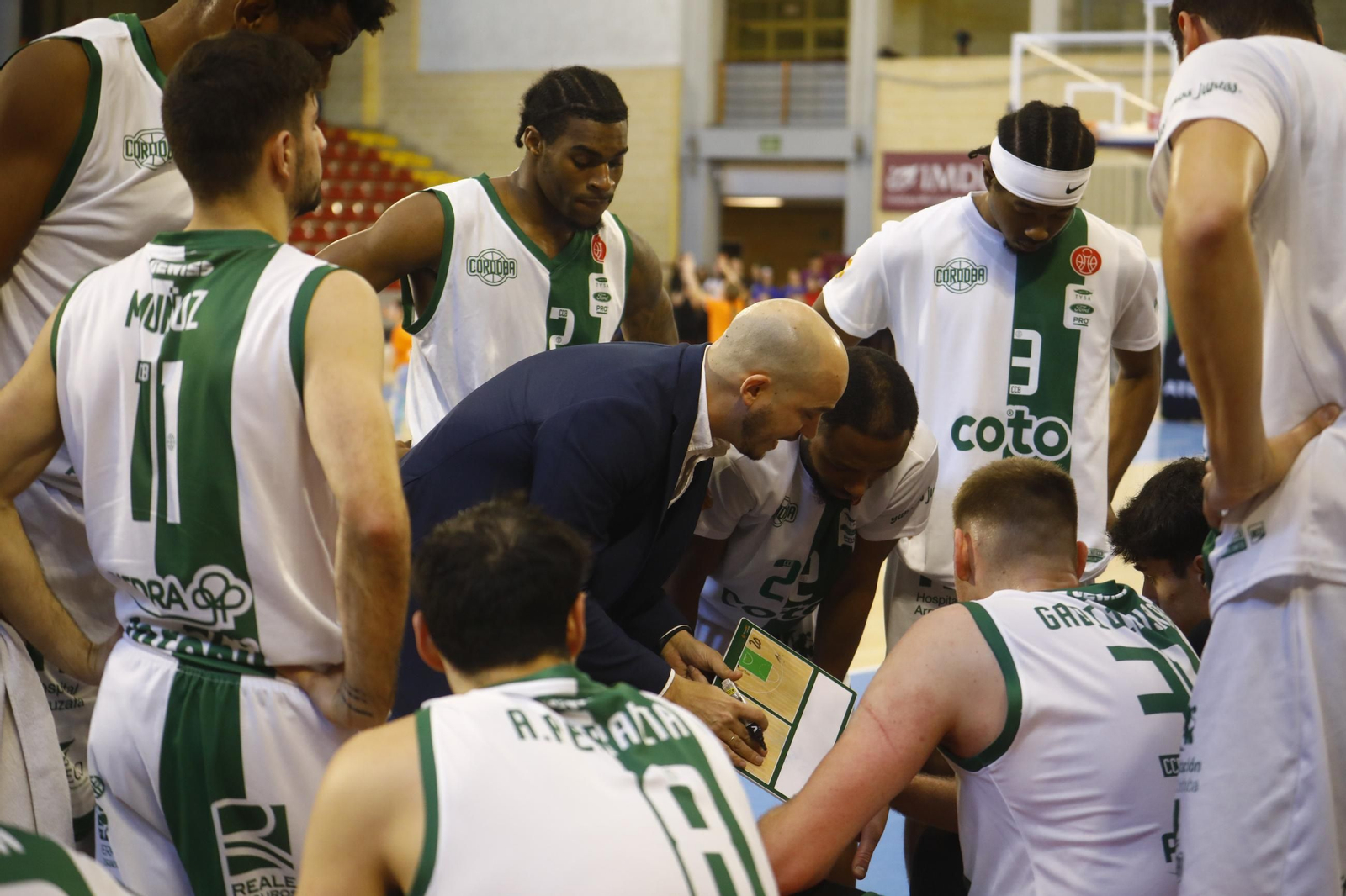 Las mejores fotos del ambiente en Vista Alegre para el Coto Córdoba - UDEA Algeciras