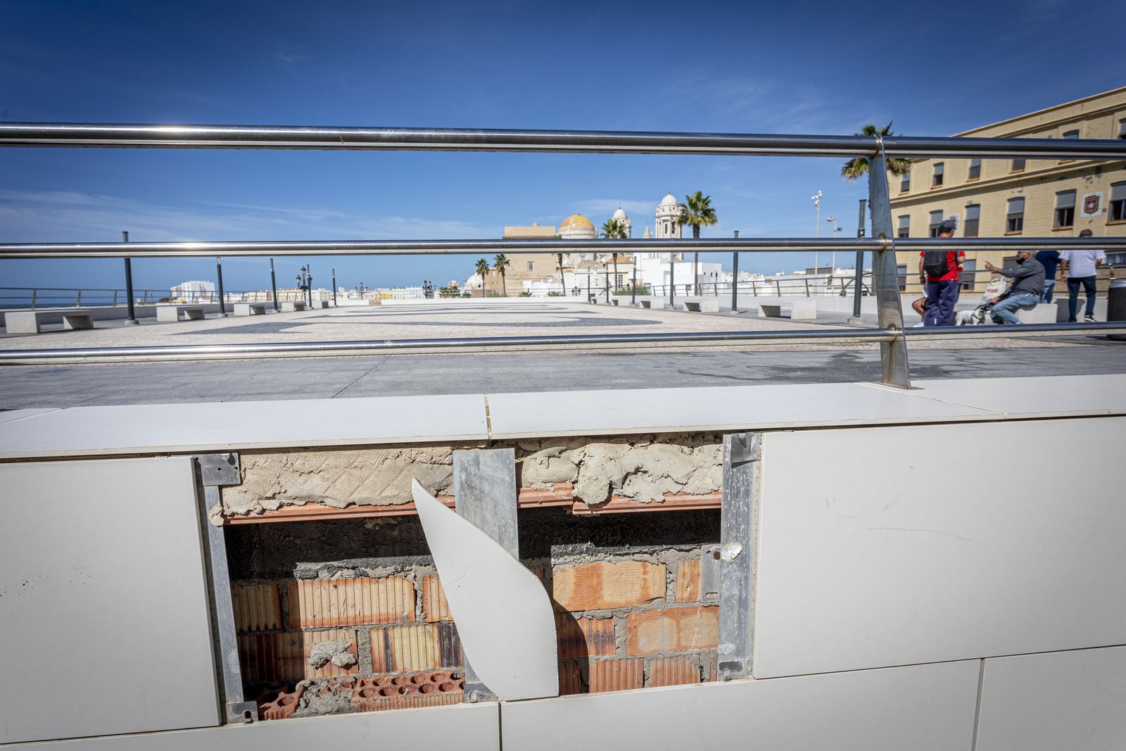 Imágenes del mirador del Campo del sur en mal estado