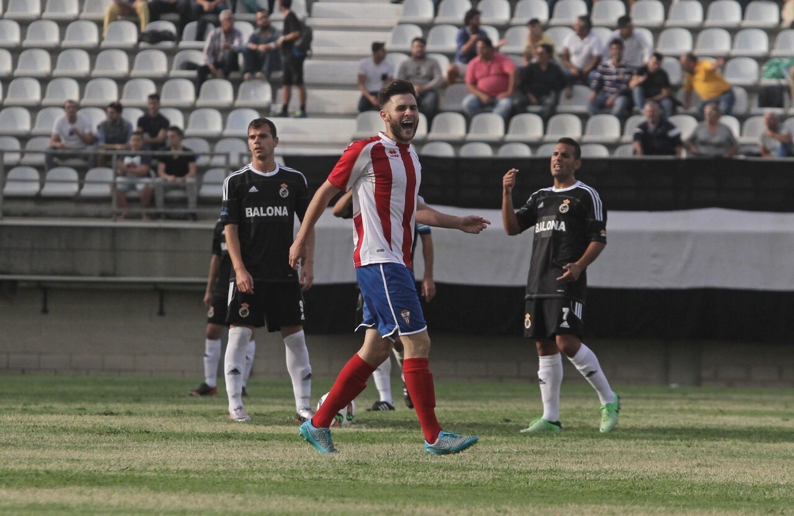 Iván camina por delante de los exbalonos Espinar y Canario en el Clásico de 2015 en el Nuevo Mirador