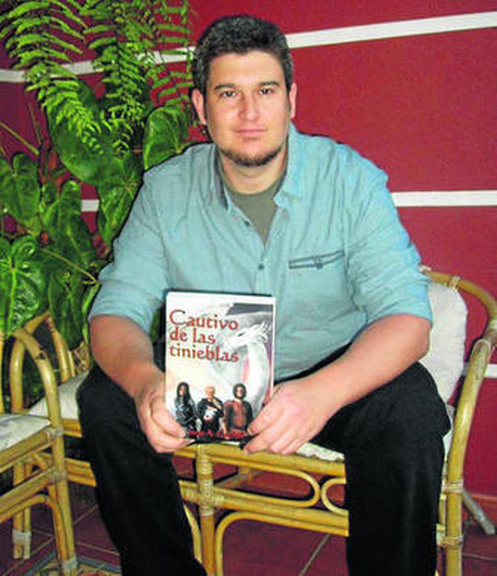 Jorge A. Garrido posa con su nueva obra, días atrás.