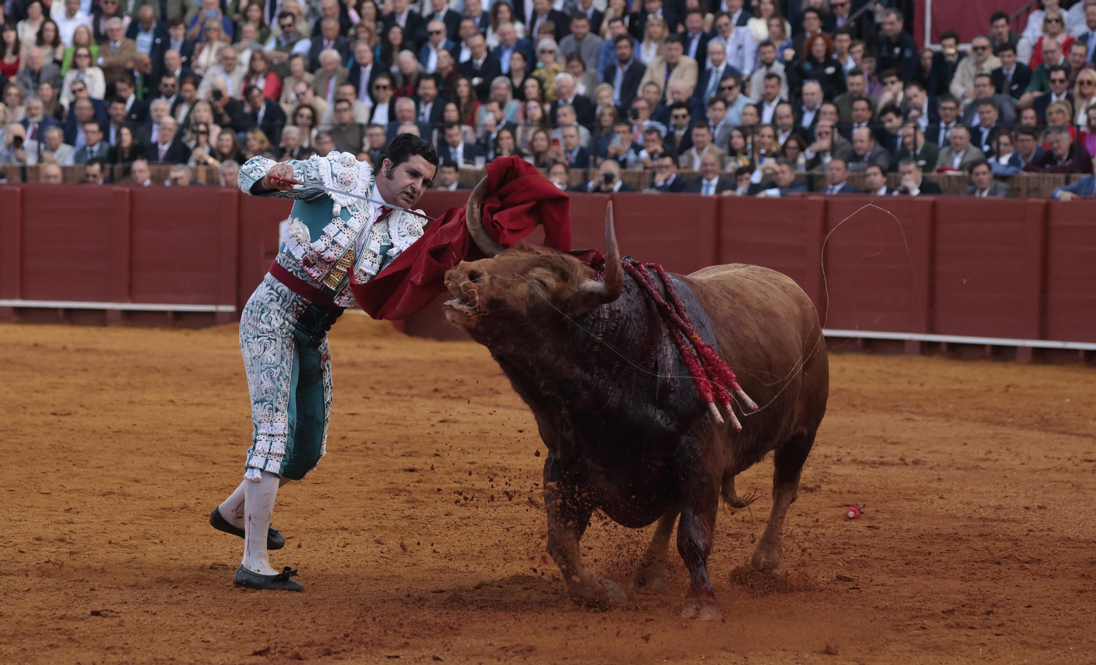 Las imágenes de los toros en Sevilla con Morante de la Puebla, José María Manzanares y Talavante