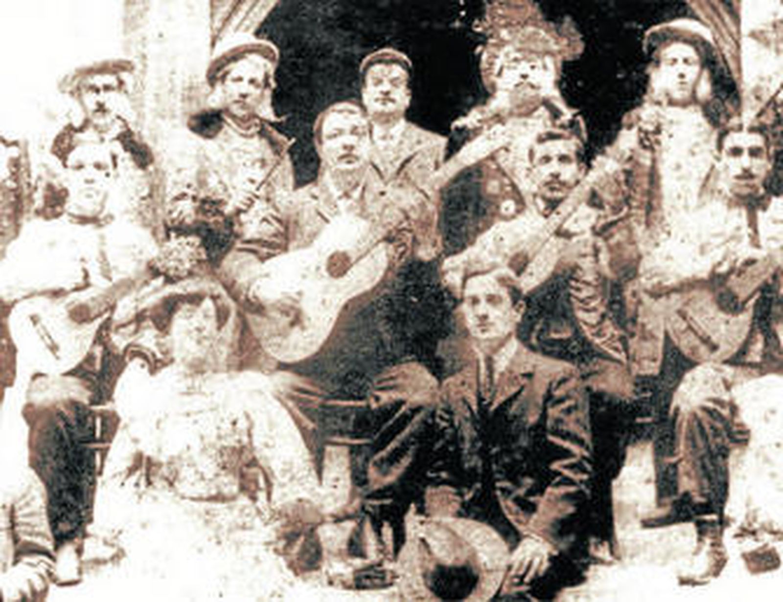 La agrupación 'Los anticuarios', con Antonio Rodríguez 'El Tío de la Tiza' en el centro.