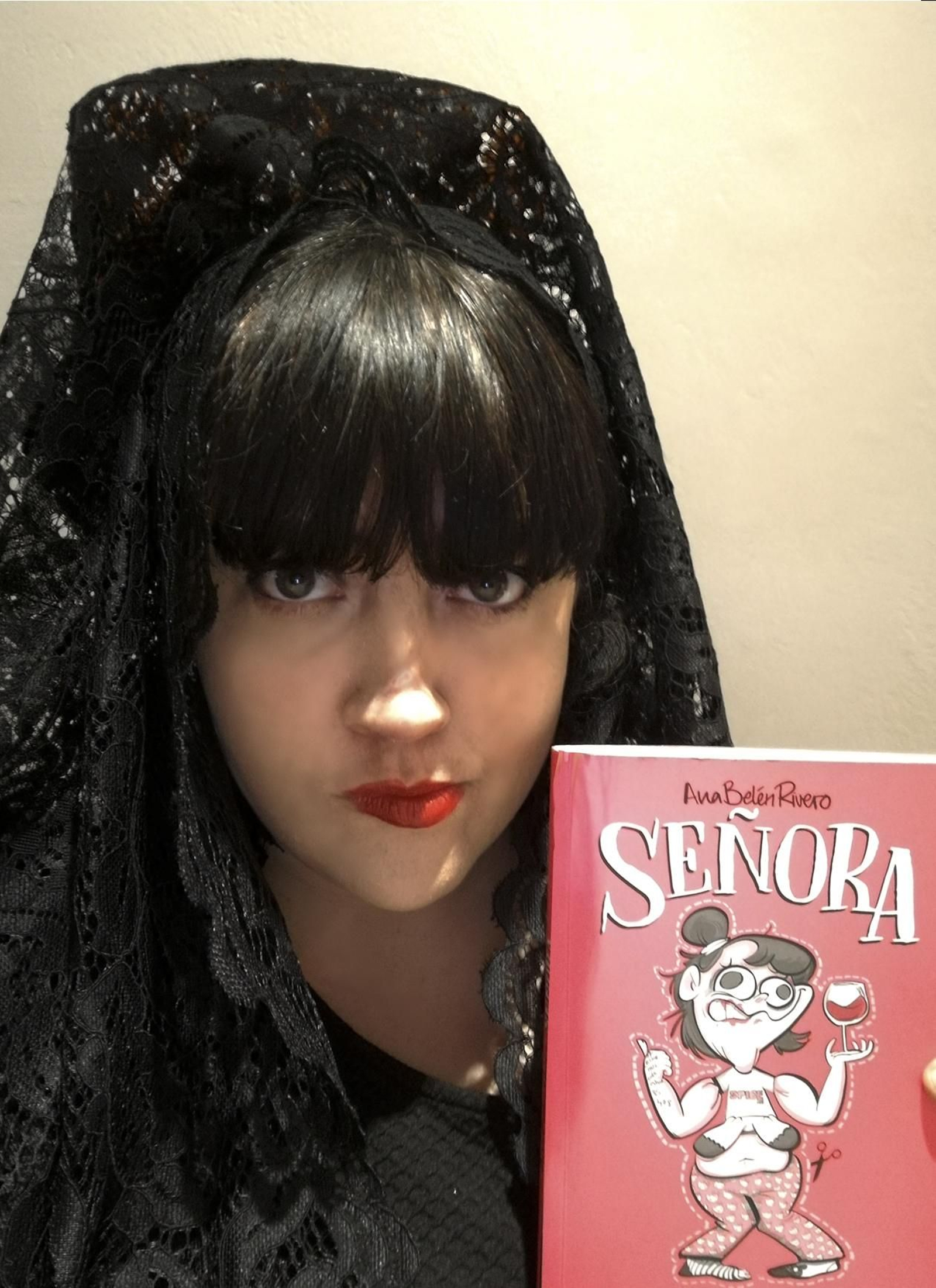 Arreglada pero informal: así es la autora del libro.