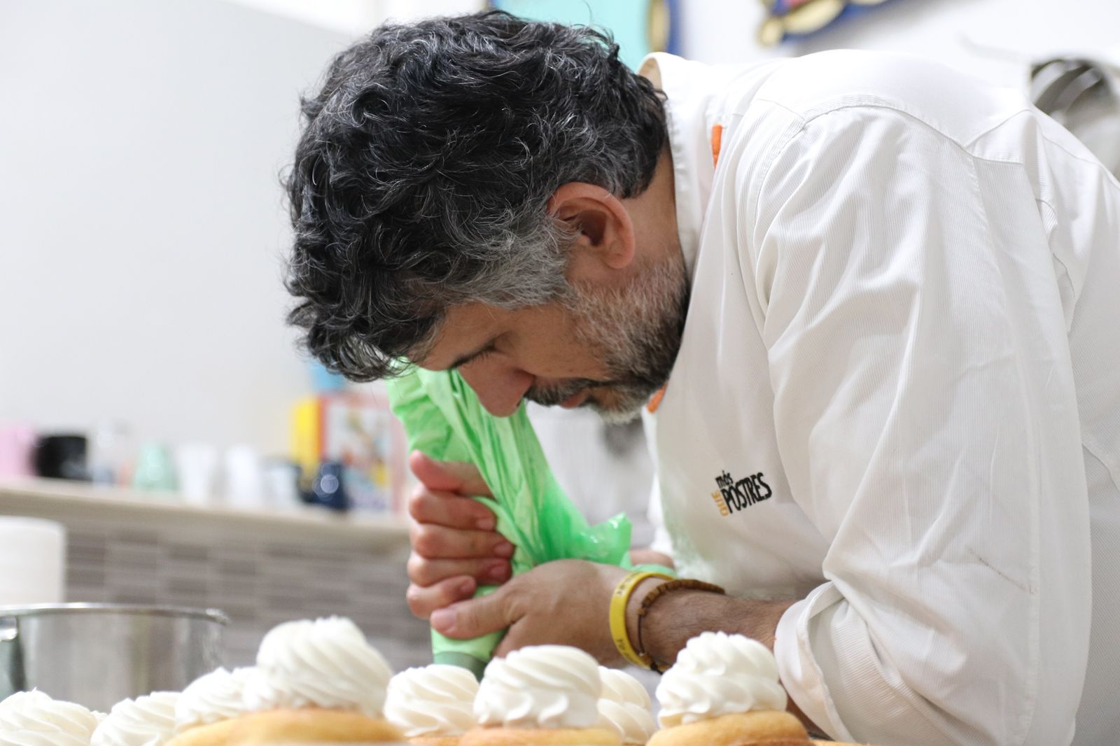 Manu Jara durante la elaboración de dulces.
