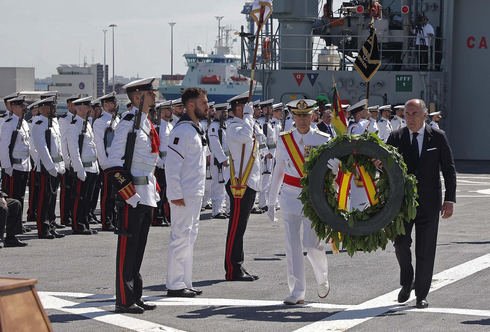 Fotos de la Jura de Bandera para personal civil a bordo del Buque de Asalto Anfibio 'Castilla' en Algeciras