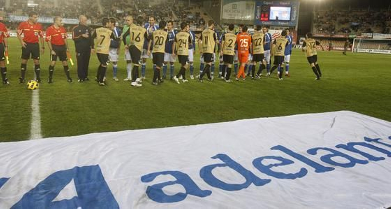 Los jugadores de ambos equipos se saludan antes de comenzar el partido. 

Foto: Juan Carlos Toro