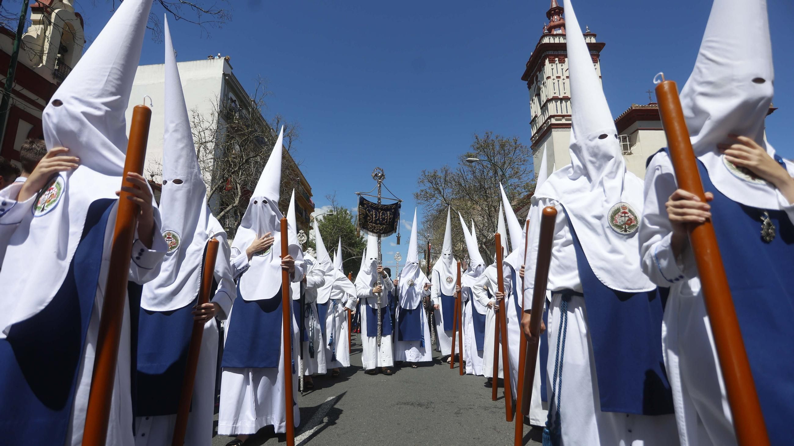 Tramo de nazarenos de los Negritos, cofradía del Jueves Santo sevillano.