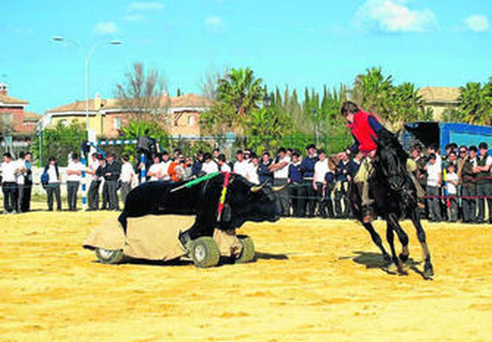 El alumno Antonio Domecq Santisteban, ante el toro mecánico que simula las embestidas.