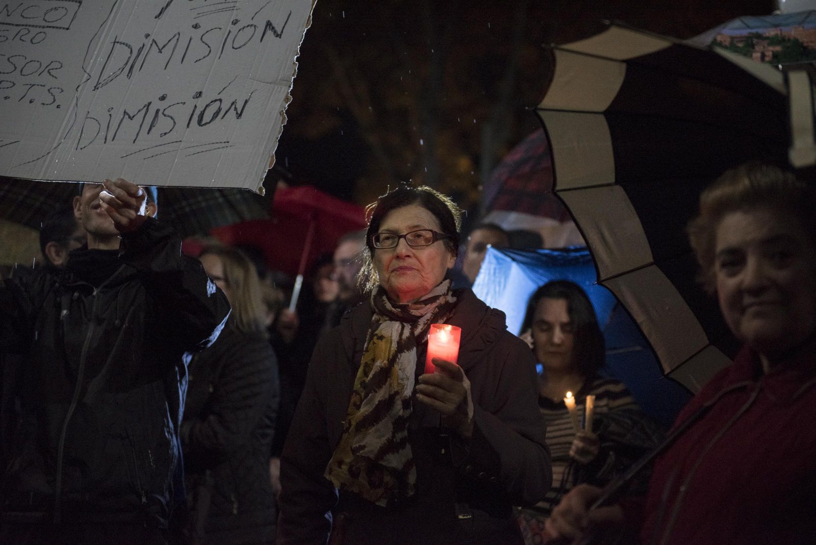 Miles de personas esperaban con velas la salida de su reunión con Salud