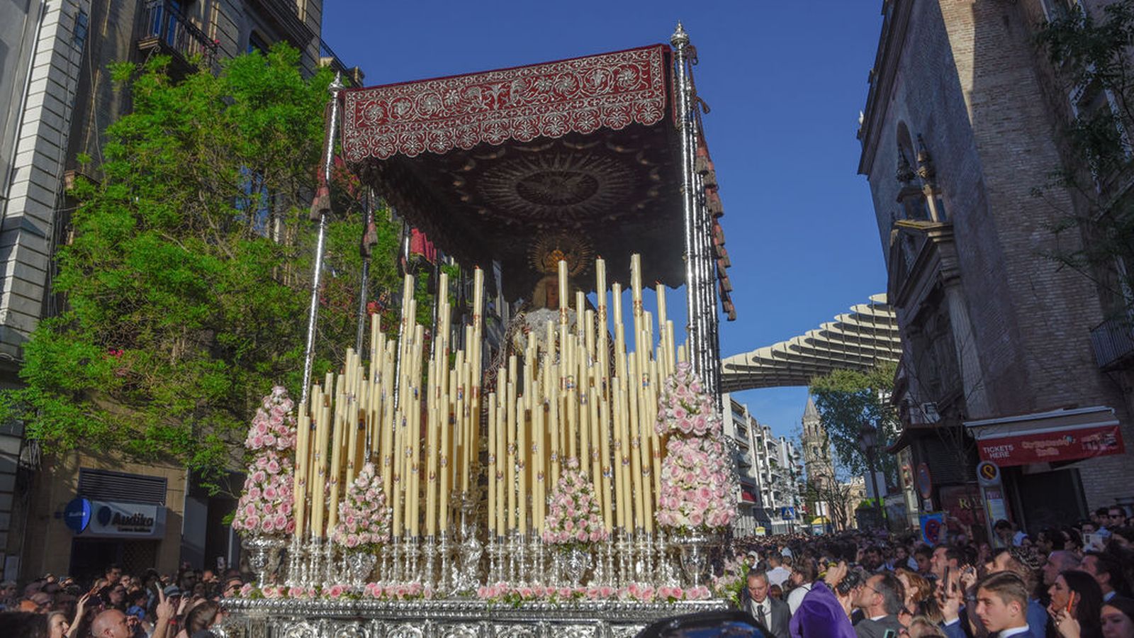 El siempre único palio de la Virgen del Valle