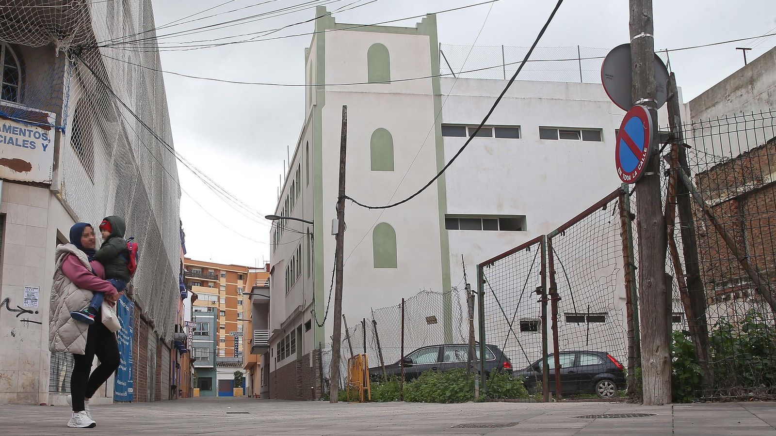 Mujer musulmana, con un niño en brazos, en los alrededores de una mezquita en Algeciras.