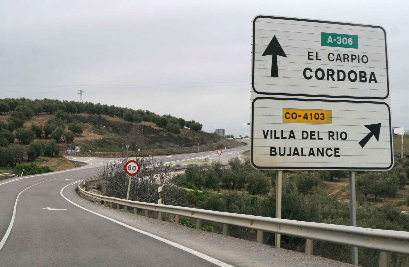Acceso a la carretera A-306 entre El Carpio y Torredonjimeno.
