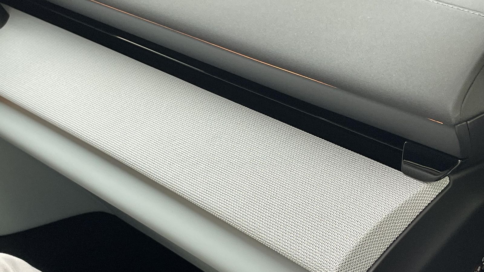 Materiales como estos textiles del salpicadero causan una buena impresión y transmiten calidez al habitáculo. Se combinan con una iluminación ambiental que se extiende a todas las puertas e, incluso, tras las cabezas de los pasajeros posteriores. Materiales como estos textiles del salpicadero causan una buena impresión y transmiten calidez al habitáculo. Se combinan con una iluminación ambiental que se extiende a todas las puertas e, incluso, tras las cabezas de los pasajeros posteriores.