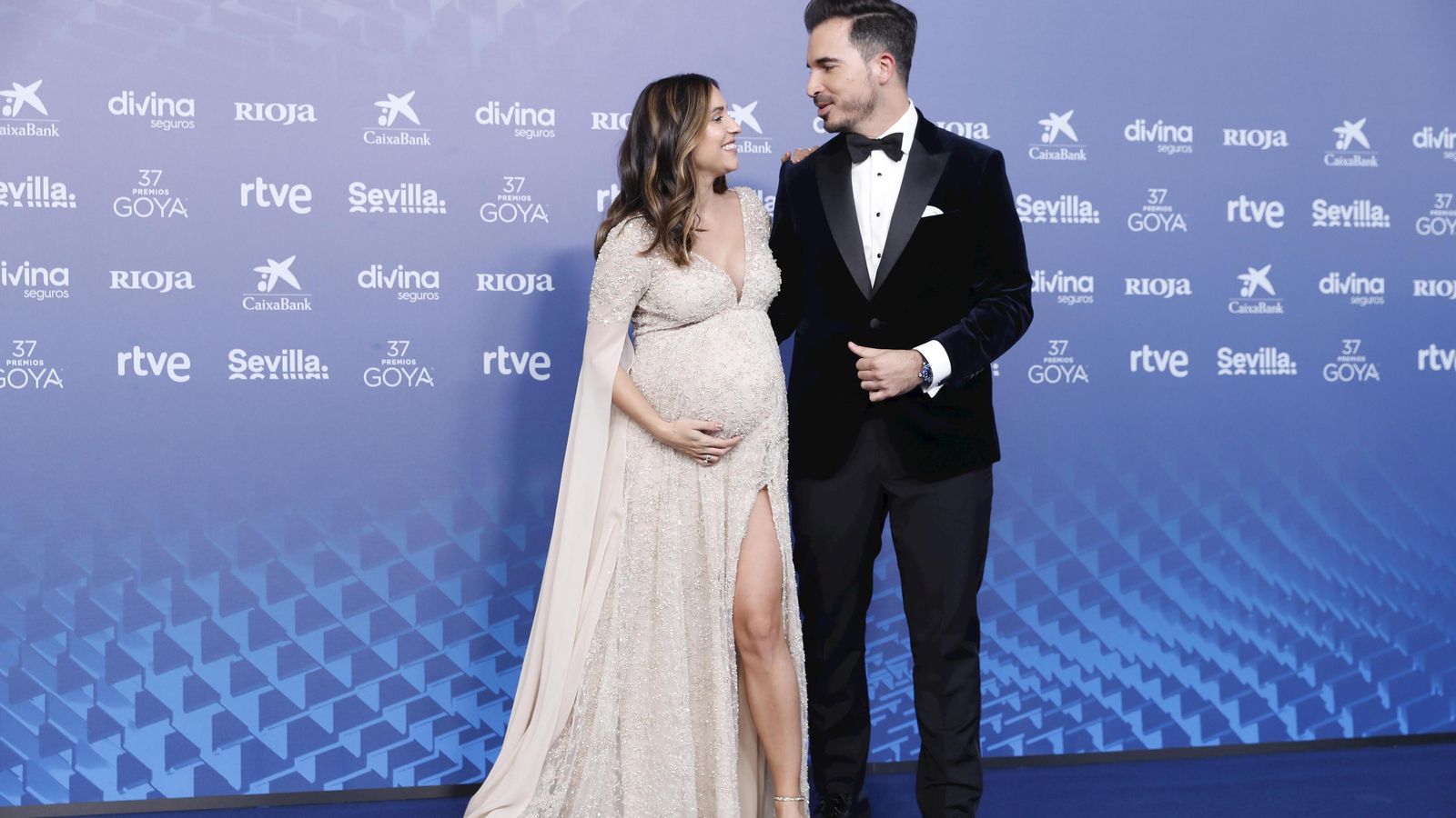 Verónica Díaz, junto a su esposo Javier Castillo, en la alfombra de los Goya 2023 Verónica Díaz, junto a su esposo Javier Castillo, en la alfombra de los Goya 2023