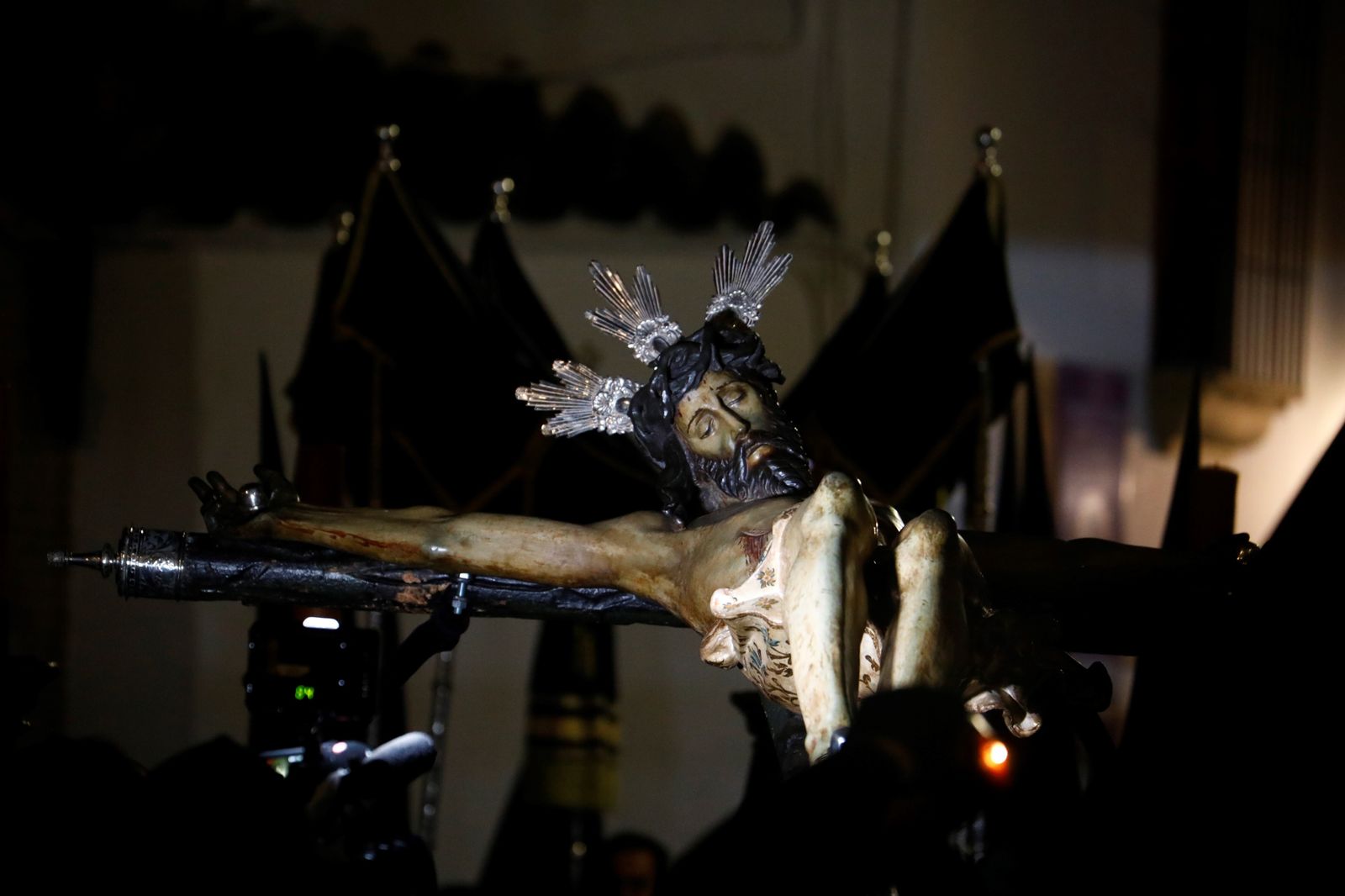 Las imágenes de la procesión del Vía Crucis de Córdoba este Lunes Santo