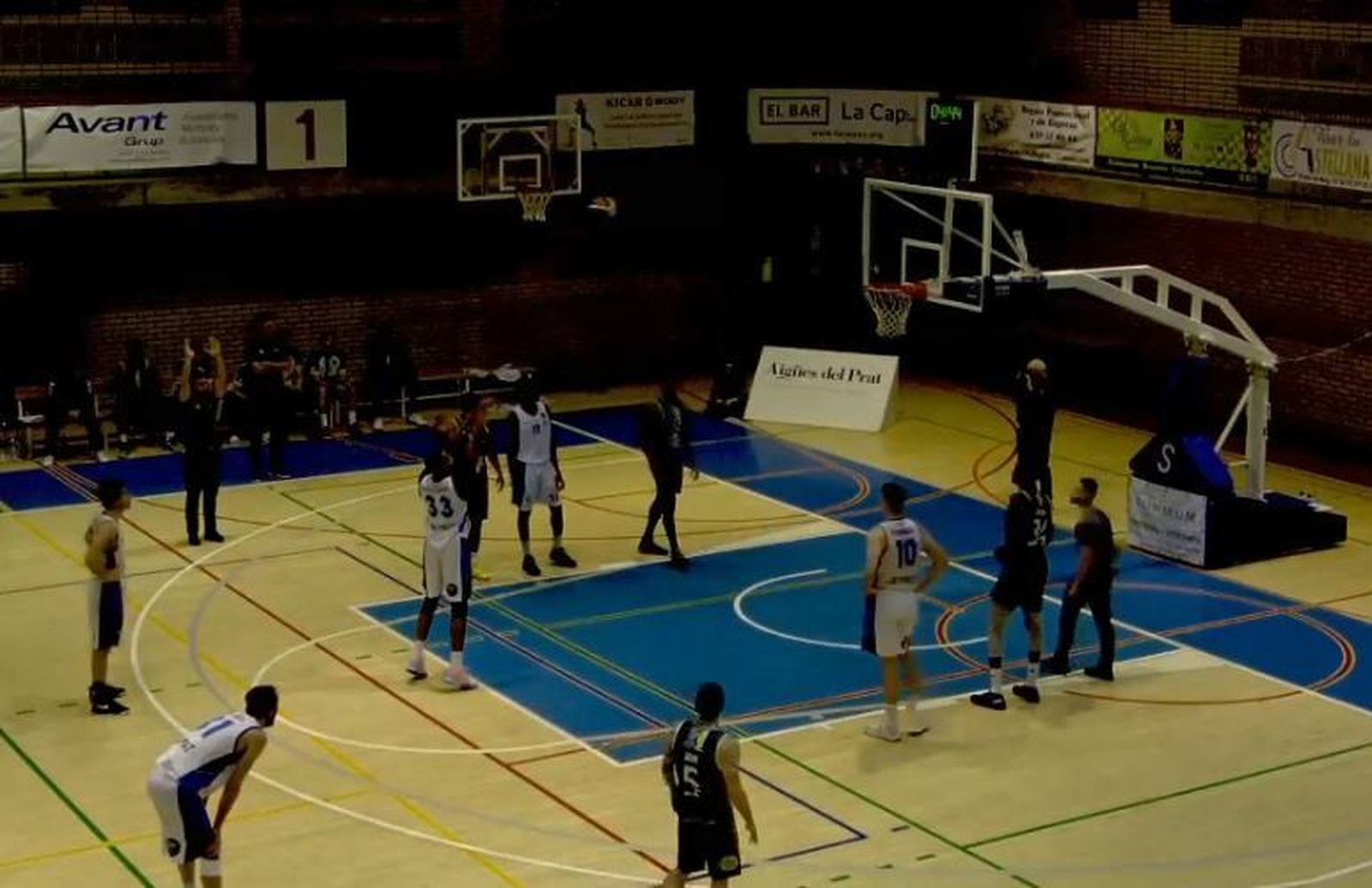 Un tiro libre de Prat ante Udea.