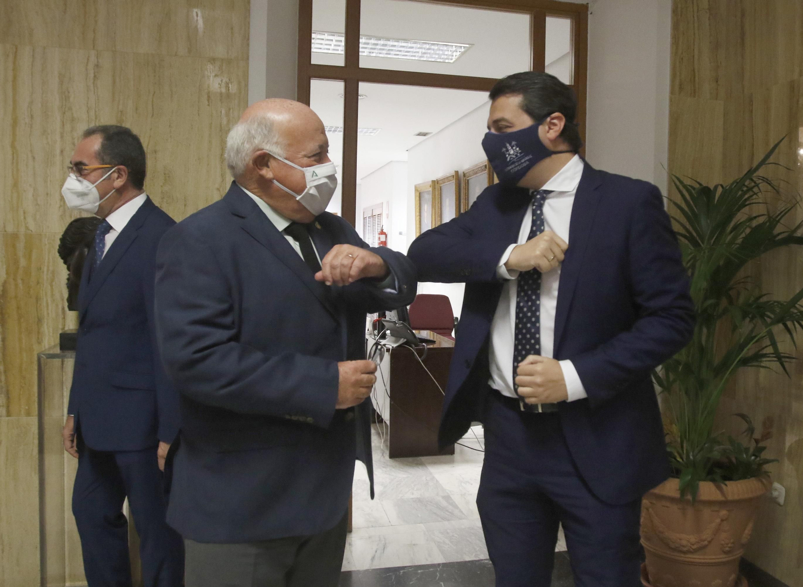 Jesús Aguirre y José María Bellido se saludan en el Ayuntamiento de Córdoba.