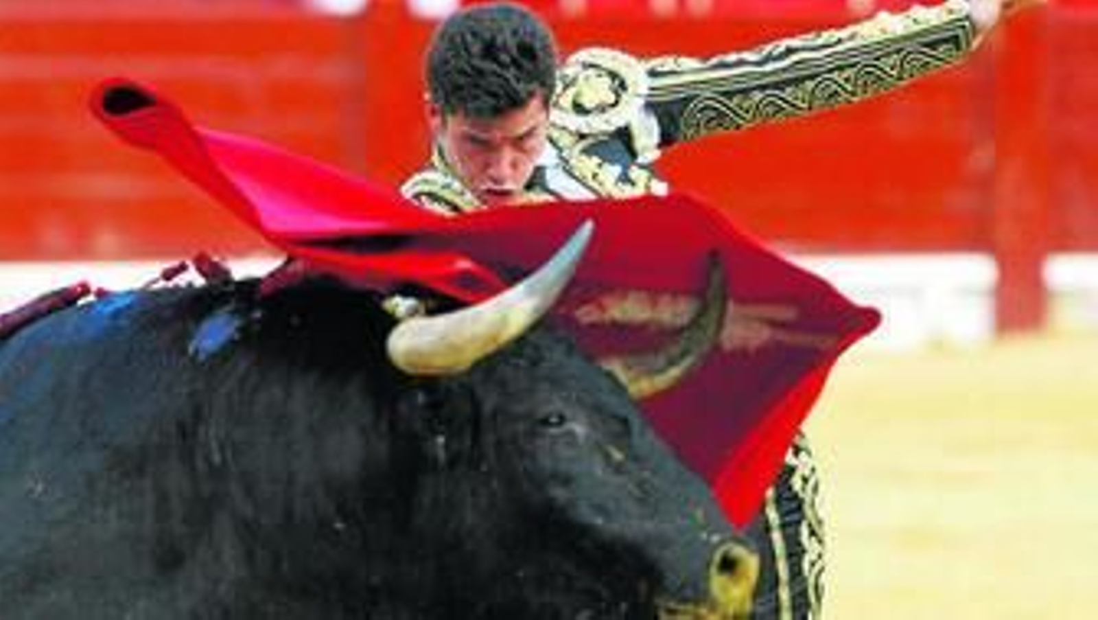 Daniel Luque, en un pase de pecho a su primer toro, tercero de la tarde, en Alicante.