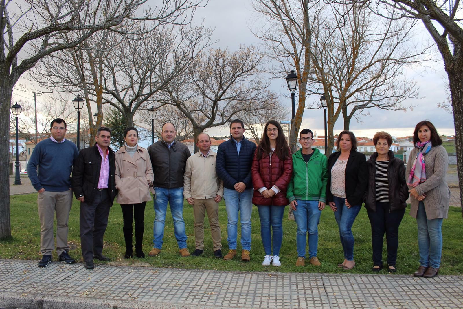 Francisco Buenestado, en el centro, con la candidatura del PSOE de Conquista.