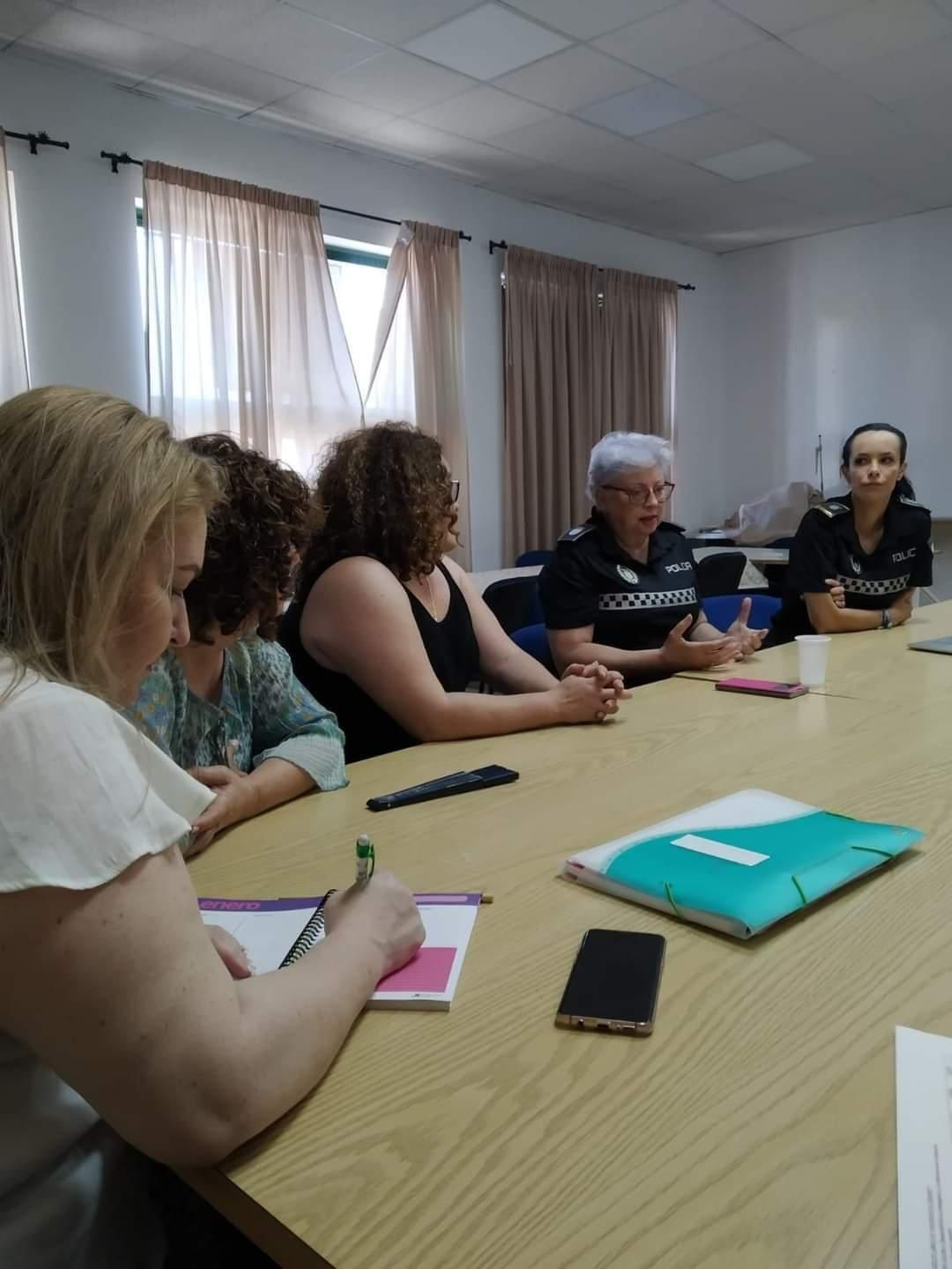 Las agentes de Policía Local, Mari Luz Rojo y Ana María Portillo, durante la charla en la Casa de la Mujer de La Barca.