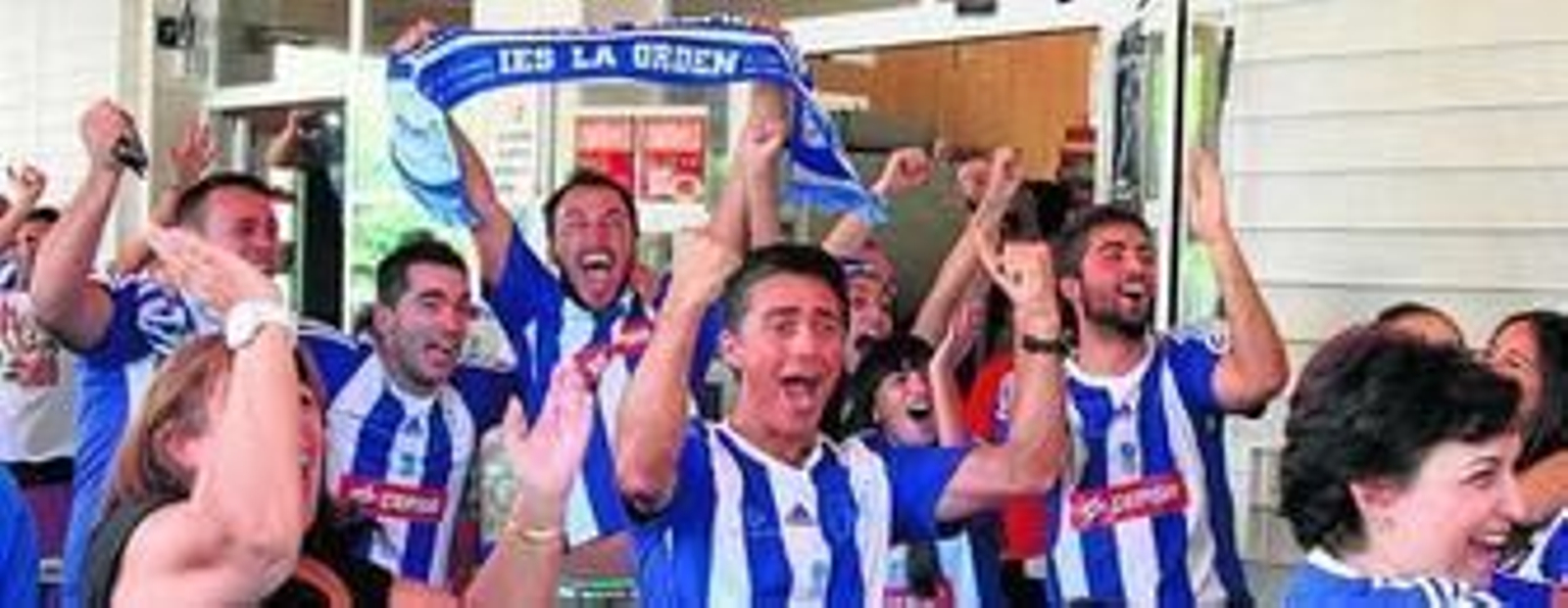 1. Directivos del Recre IES La Orden celebran el título. 2. Aficionados siguiendo el partido. 3. Los abuelos de Carolina lloran de alegría tras su triunfo. 4. Un joven aficionado celebra un punto. 5. El presidente y el gerente del Recre IES La Orden se funden en un abrazo. 6 y 7. Seguidores de Carolina siguen sus evoluciones.