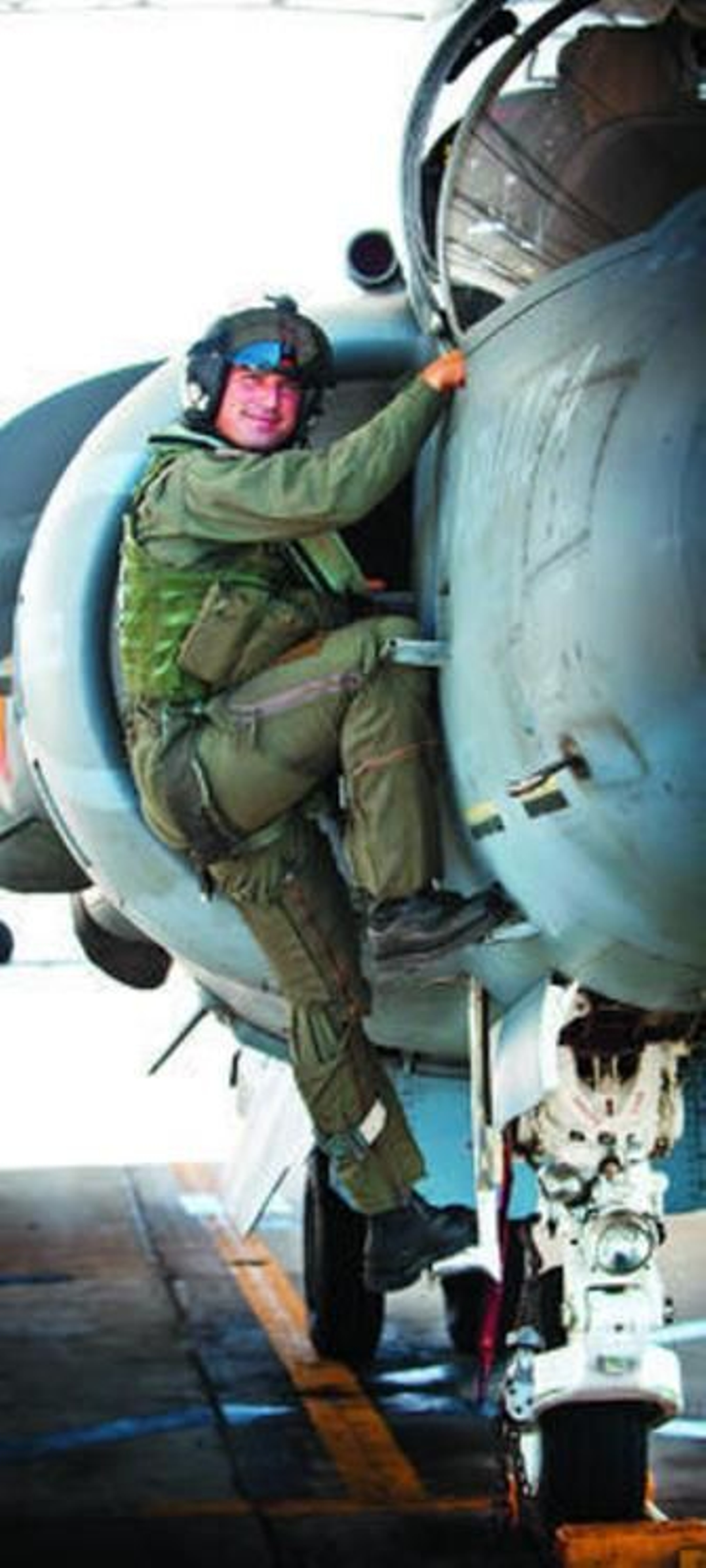 El capitán gaditano  Joaquin Fernández de los Ríos desciende de su "harrier" tras el entrenamiento