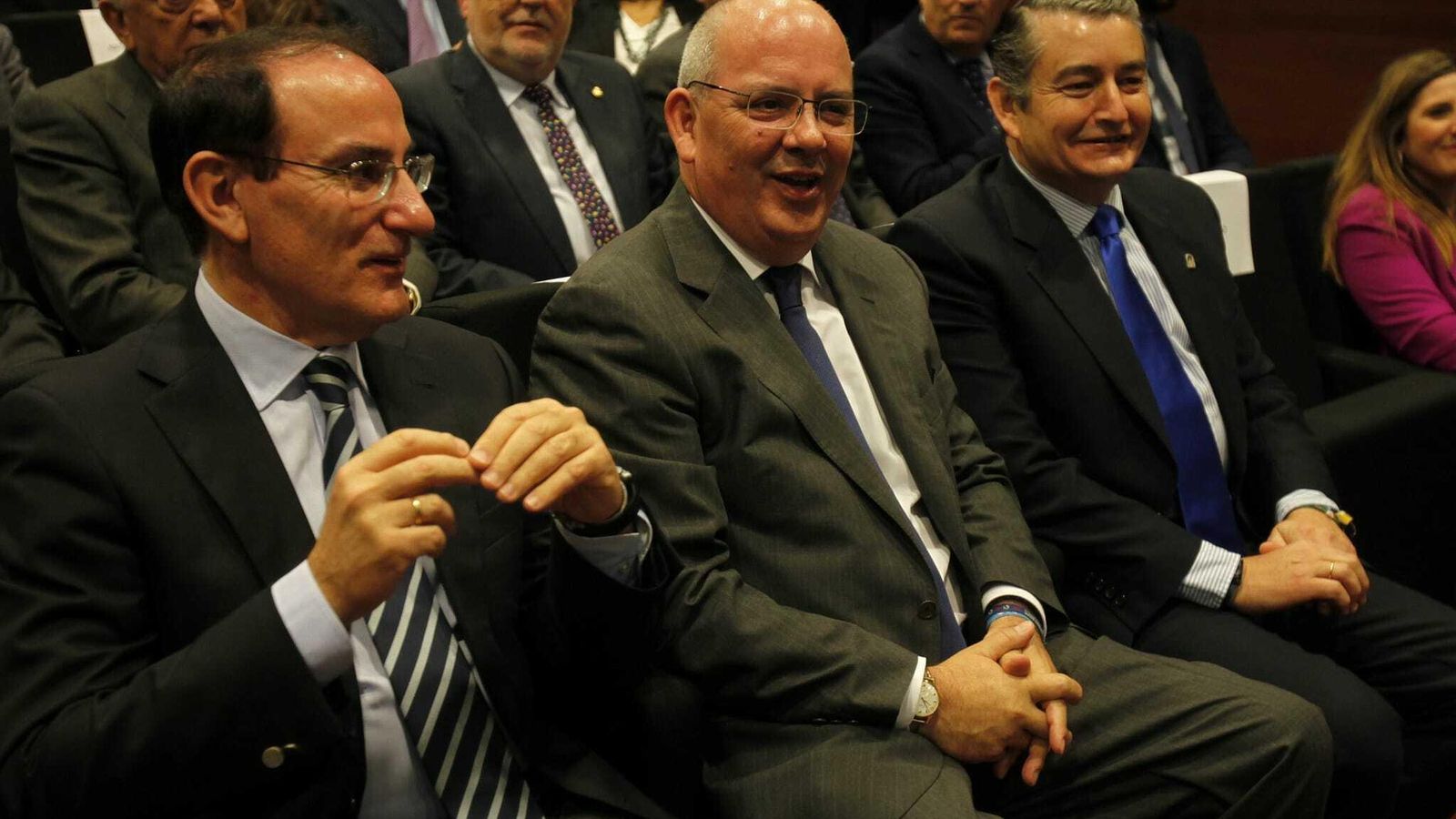 Javier Sánchez Rojas, en el centro, flanqueado por Javier González de Lar, a su derecha, y Antonio Sanz.