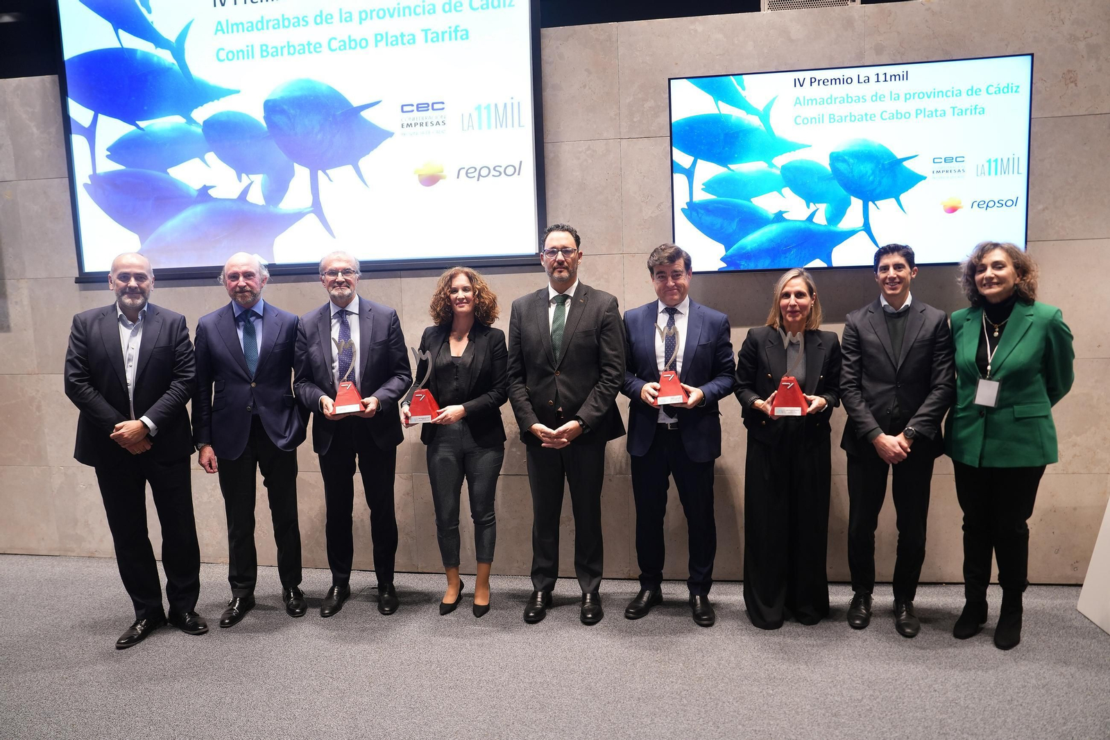Representantes de las cuatro almadrabas recogen el premio La 11 Mil con sus organizadores Representantes de las cuatro almadrabas recogen el premio La 11 Mil con sus organizadores