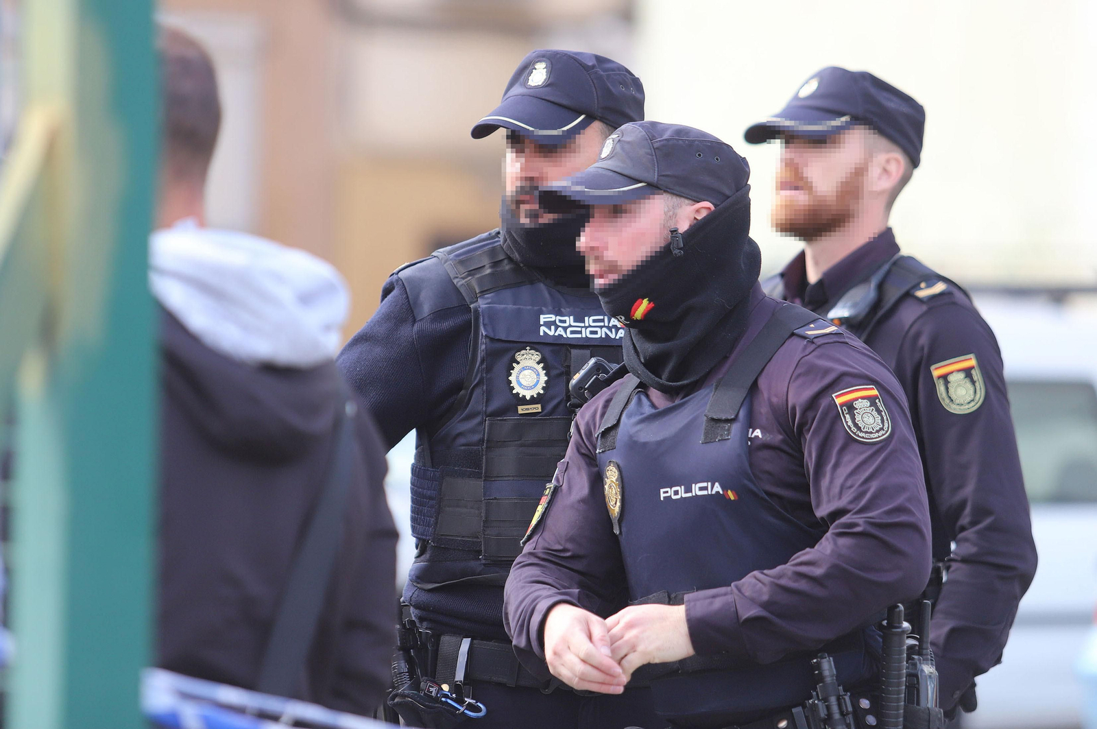Imágenes del atrincherado que amenazaba con hacer estallar una bombona en el Torrejón, Huelva