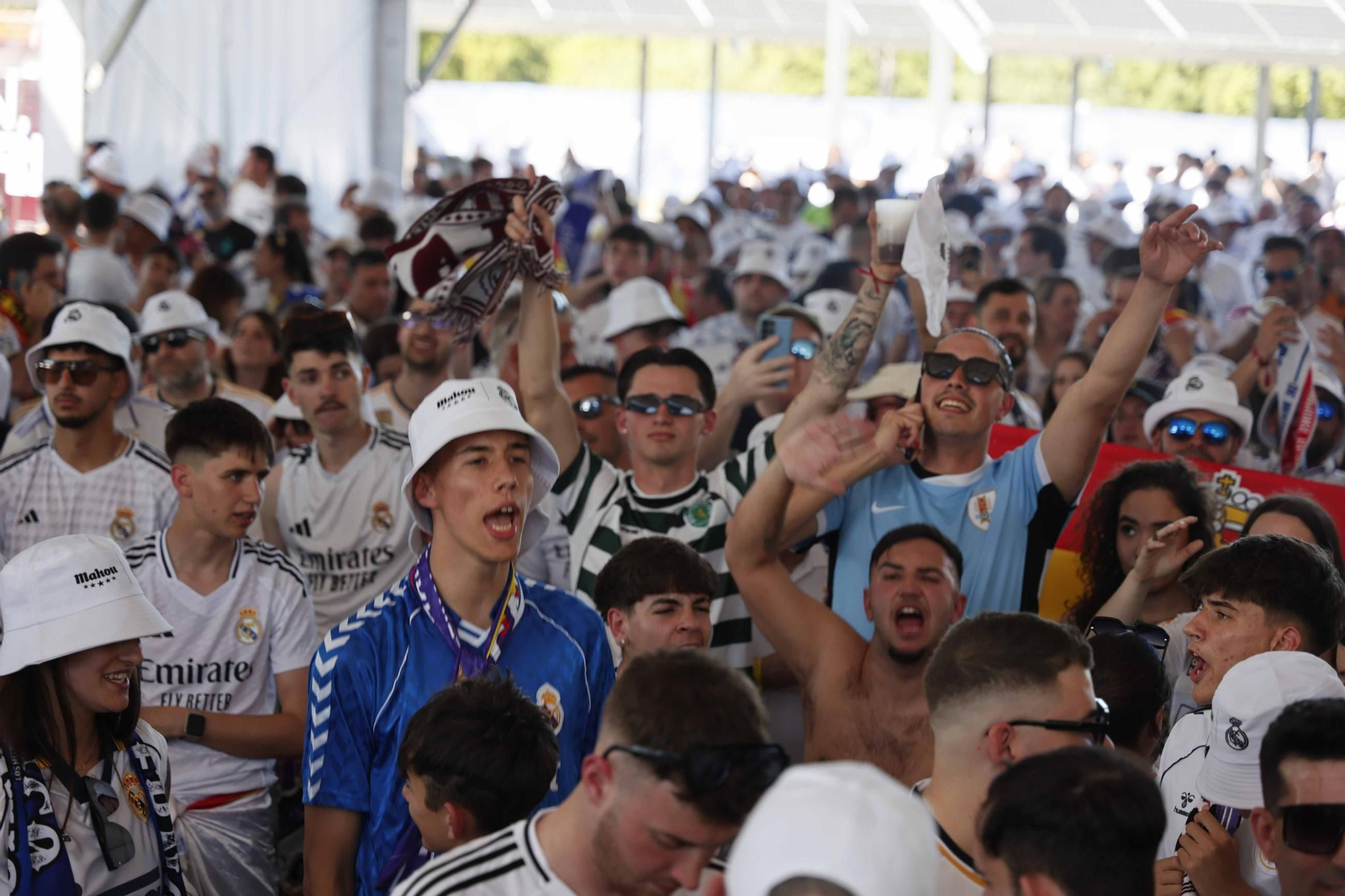Acicionados del ral Madrid en la fan zone