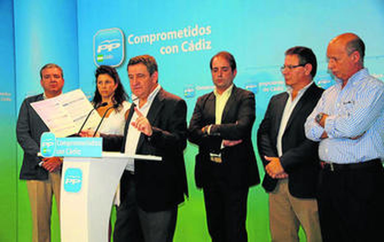 José Loaiza, en la rueda de prensa de ayer en la que estuvo acompañado por cinco de los restantes 15 diputados provinciales del PP.