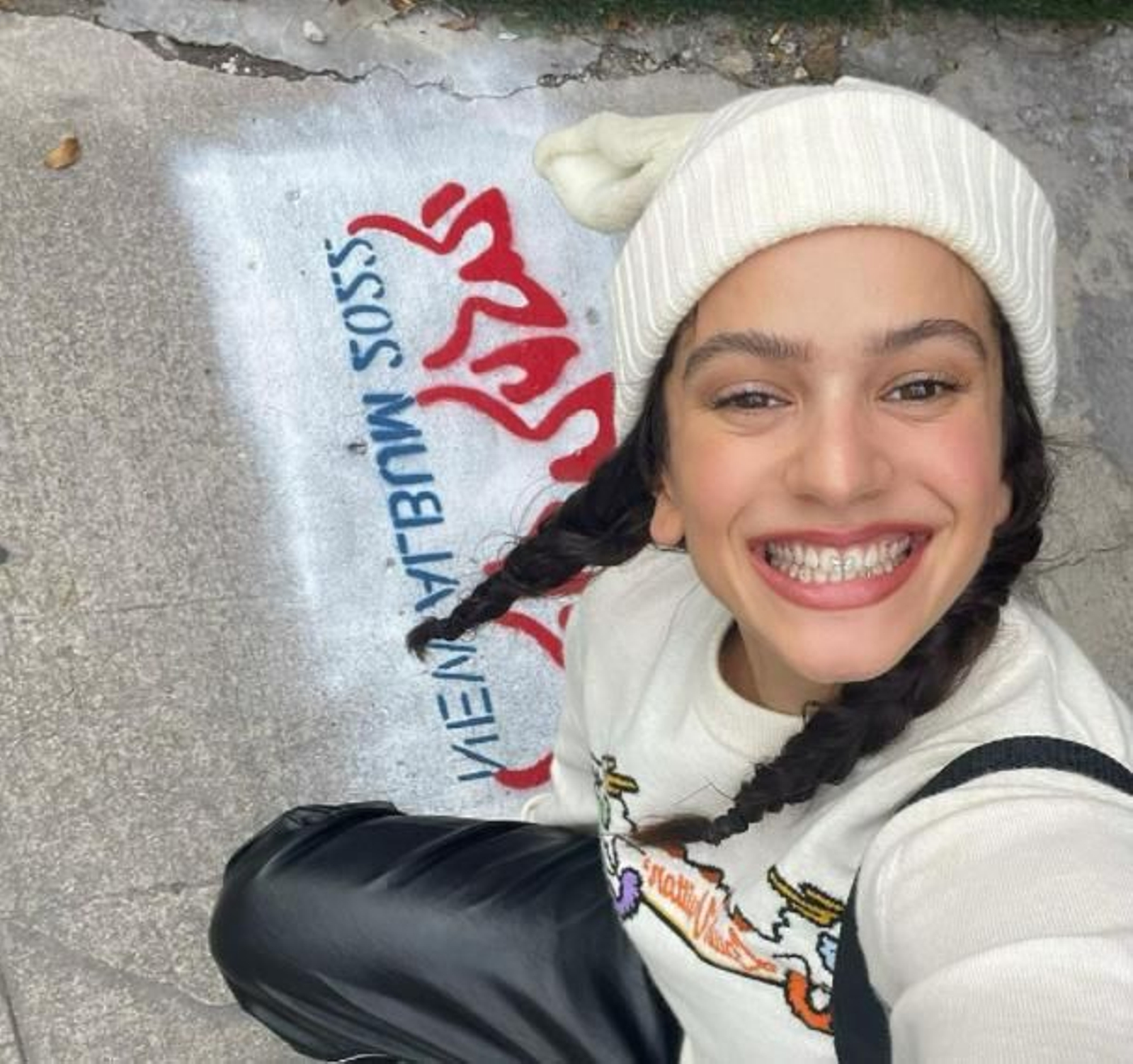 Rosalía con el grafiti de 'Motomami' en Miami