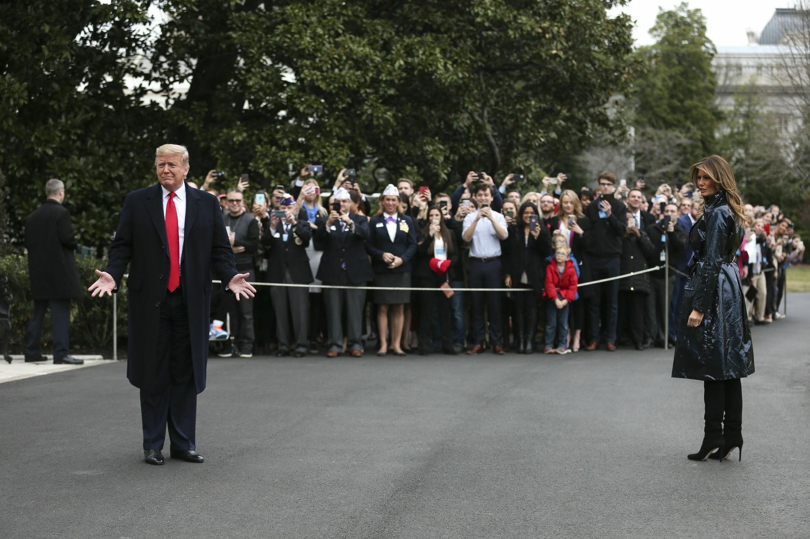 El presidente de EEUU, Donald Trump, y su mujer, Melania, se despiden antes de subir al 'Marine One' en la Casa Blanca.