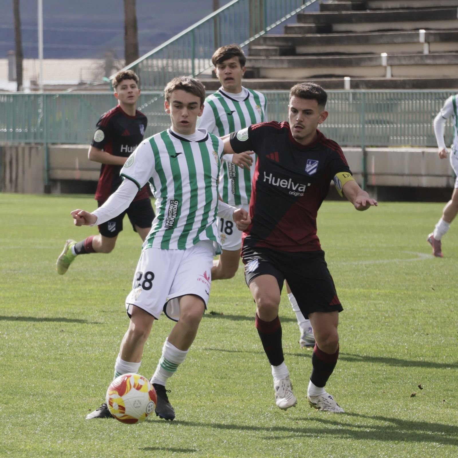 Javi Antras (Córdoba B) es presionado por un rival del Atlético Onubense.