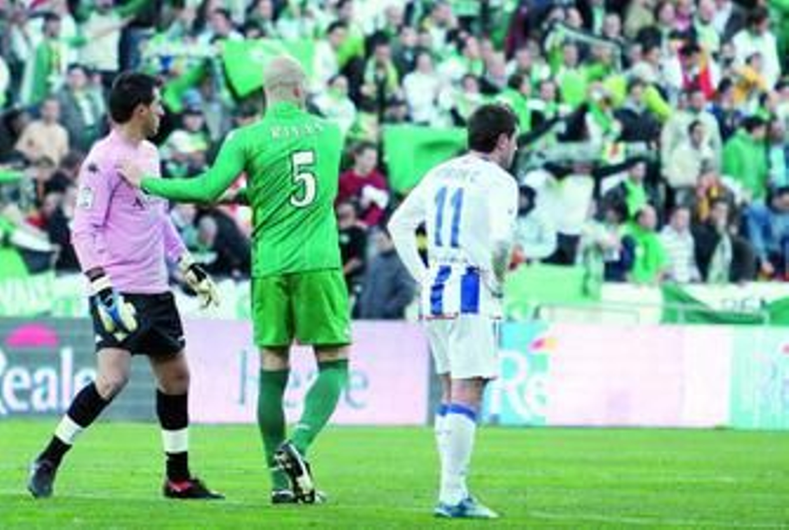 Ricardo protesta con Rivas sujetándole.