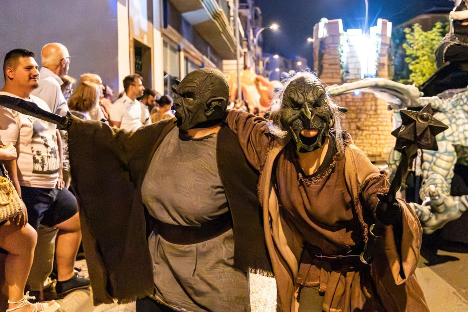 Pasacalles inaugural, fuegos artificiales e iluminación de la portada de feria y del recinto ferial de la Feria de San Bartolomé en Martos