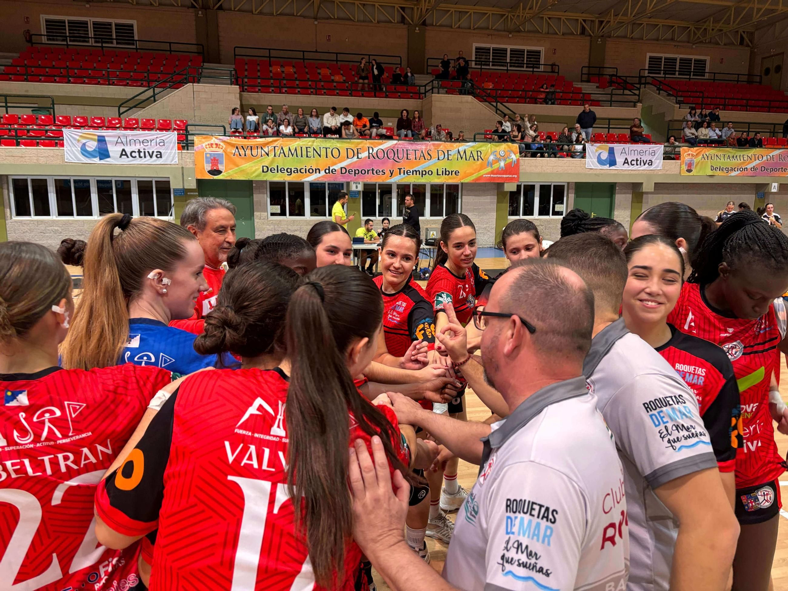 Las jugadoras roqueteras hacen grupo antes del comienzo del encuentro frente a BM Torrejón.