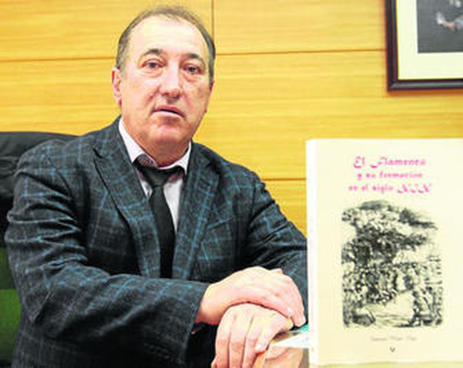 El titular de Penal 1 muestra su segunda publicación, en la que analiza el origen del cante jondo.