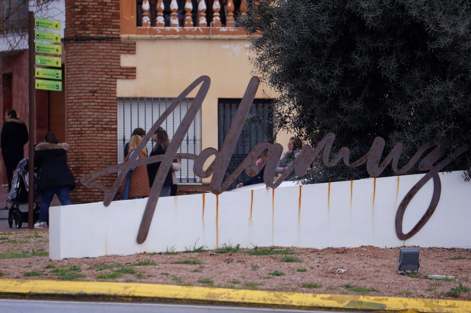 Letras corpóreas de entrada a Adamuz con vecinos al fondo